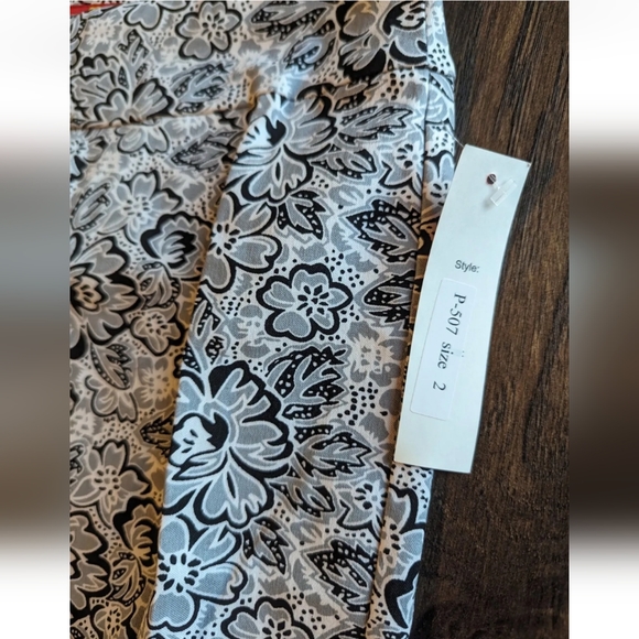 Krazy Larry Black White Gray Floral Skinny Pants Pull-On Stretch P507 NWT Size 2 - Picture 5 of 15